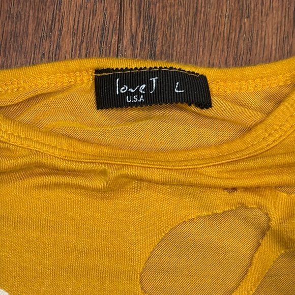 Large Savage Ripped Design Graphic Yellow Top - Picture 4 of 10